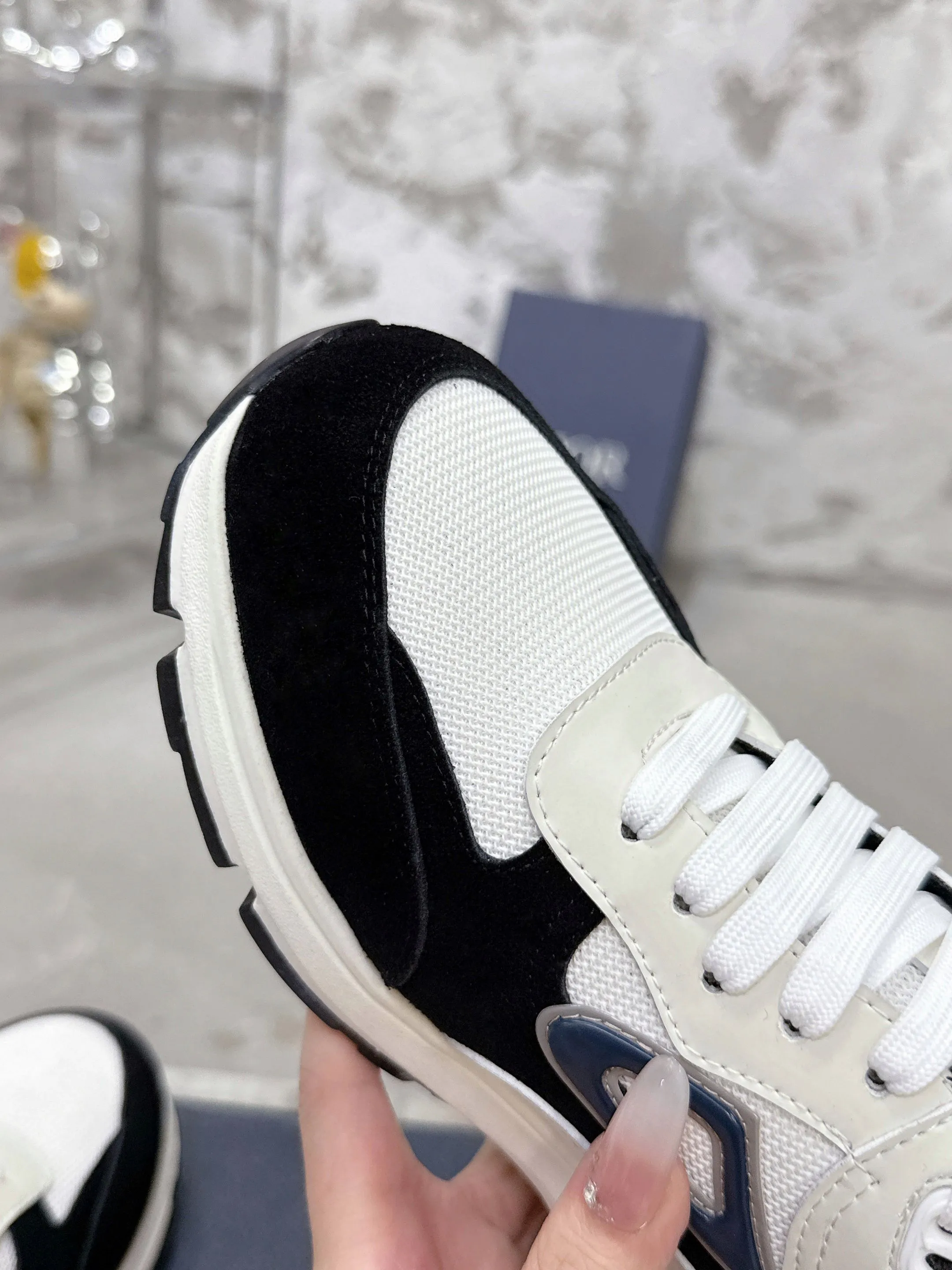 Men's men's shoes💰580💰 Dior Dior's latest color matching B30 series dad sneakers original 17960💰 purchased for development and production Brand new B30 sneakers Dad Shoes style shoes that follow the trend of the retro market The Dior logo on the tongue also indicates that this pair of shoes is the B30 model! B30 uses fine-textured leather and mesh cloth materials to form a shoe body. There are conspicuous letters CD on both sides of the shoe body to indicate identity. Many lines on the shoe body outline details to make the shoes look less monotonous and full of retro flavor. The delivery counter is exquisitely packaged🛍📦 ▪️Fabric: Original customized technical fabric + mesh ▪️Inner lining: Customized breathable lining ▪️Outsole: Original molded IP foam + TPU outsole ▪️Sole thickness: 3.5CM ▪️Size: Men's size 39-46 (Male size 38.45.46 customized)